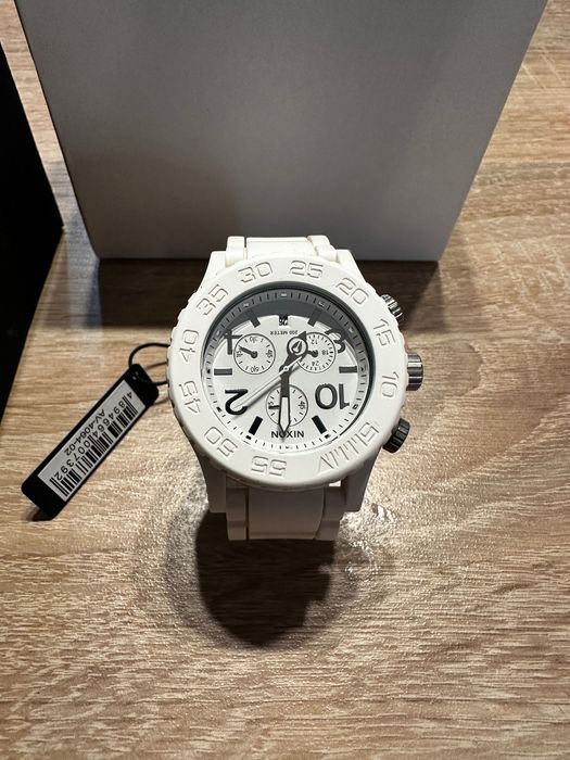 Часовник Nixon 42-20 оригинален чисто нов !