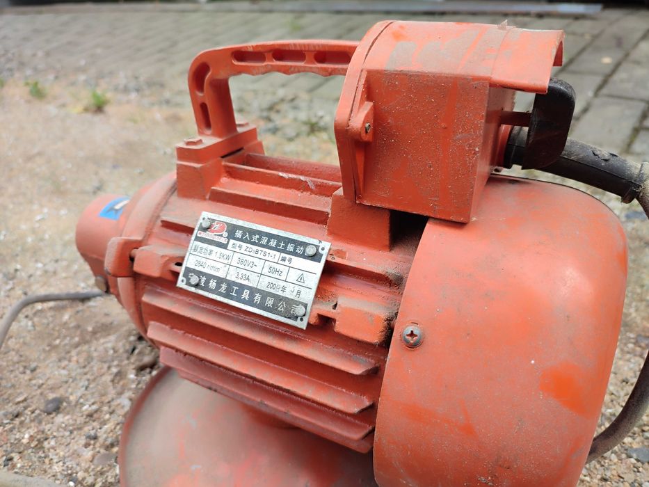 Vibrator pentru beton cu motor trifazat