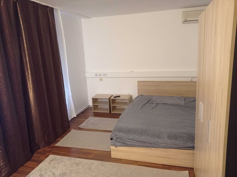 Persoana fizică închiriez casă 3 camere in zona Bălcescu