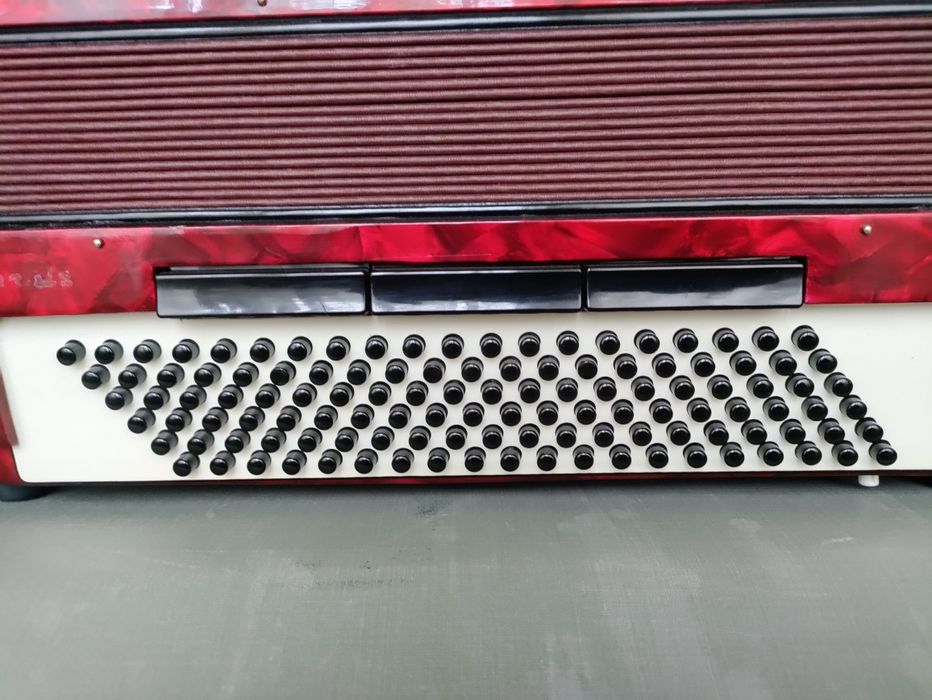 Продавам акордеон ROYAL STANDARD 120баса с куфар