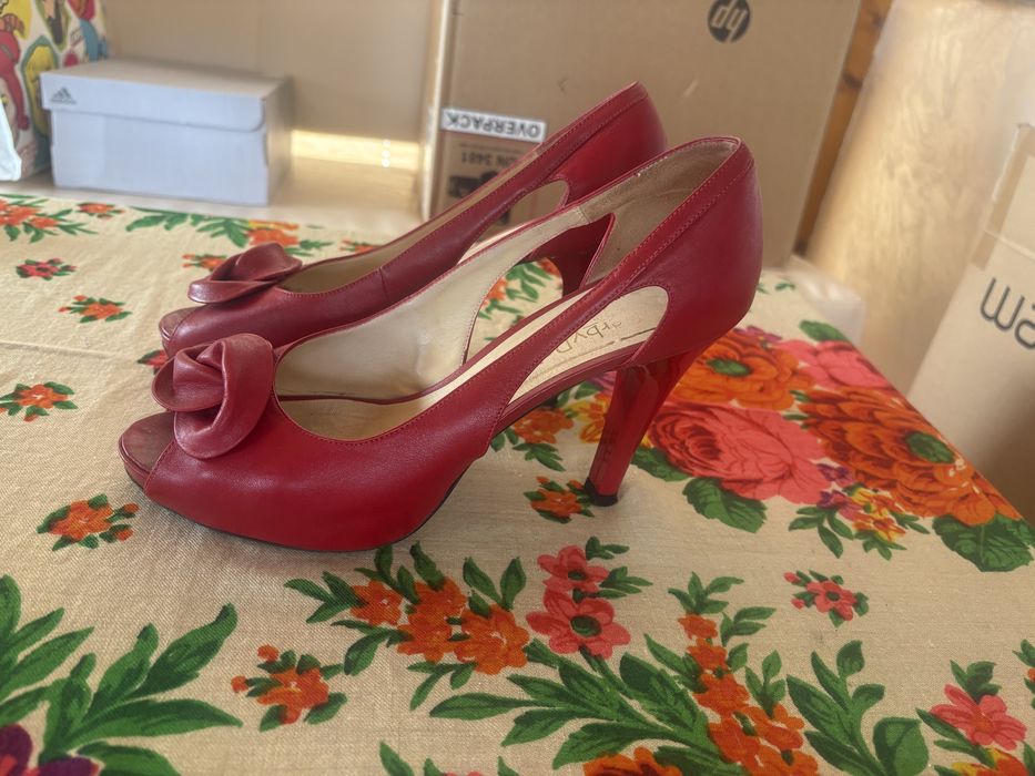 Vand pantofi de ocazie