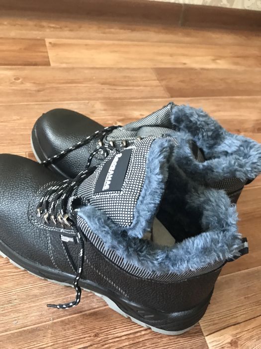 Продается спец обувь