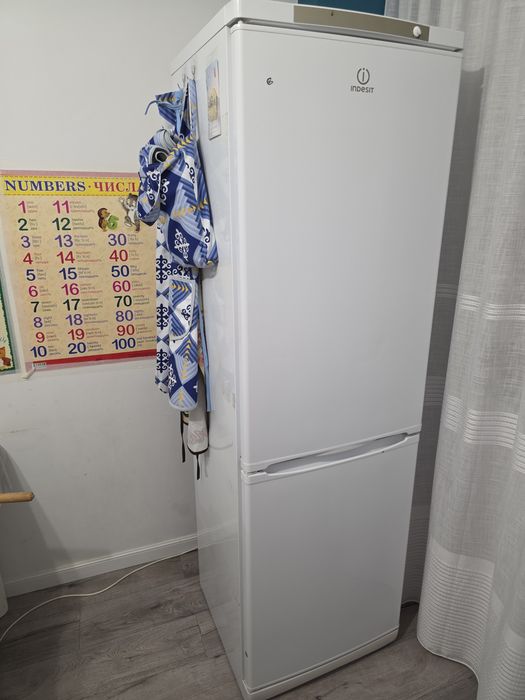 Холодильник б/у Indesit не рабочий