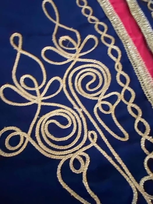 Красив елек с гайтани в златно