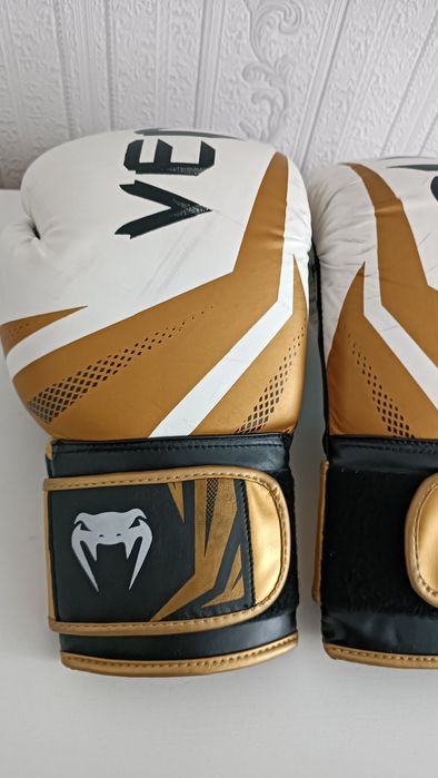 Перчатки для бокса .