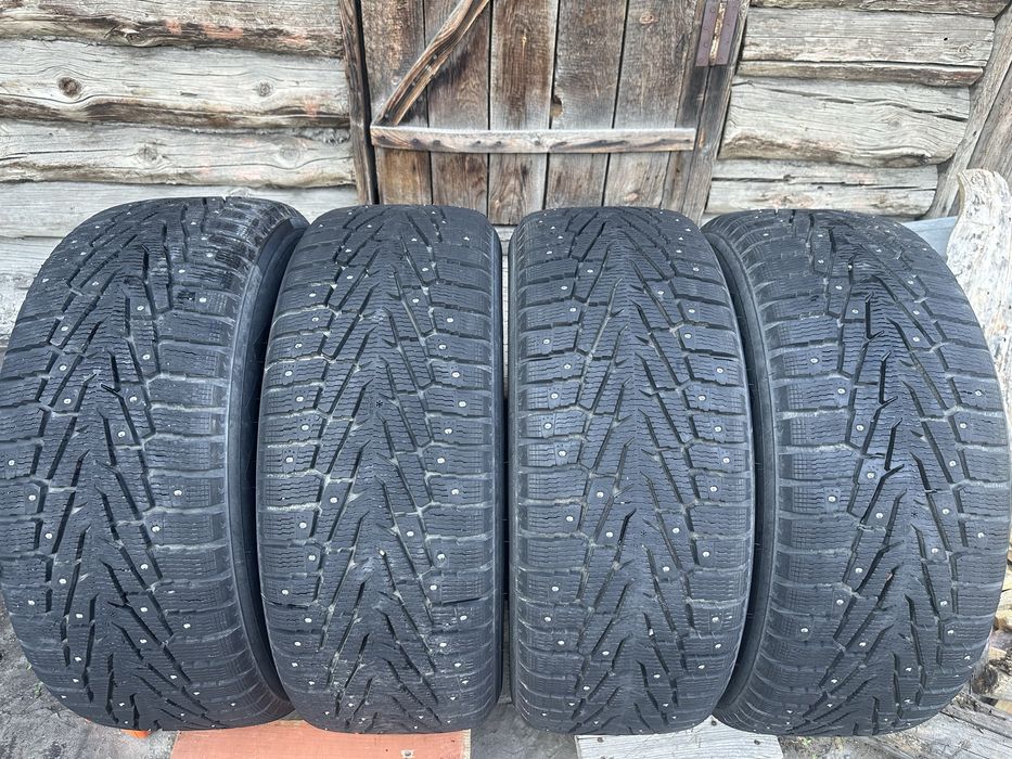 Продам зимние шины 285/60 R18.