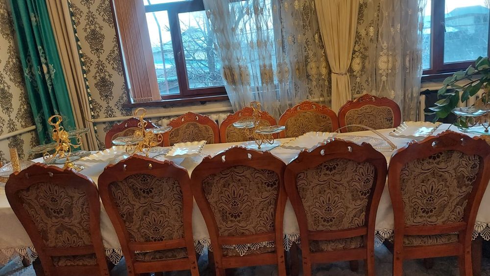 Стол и стулья в зал