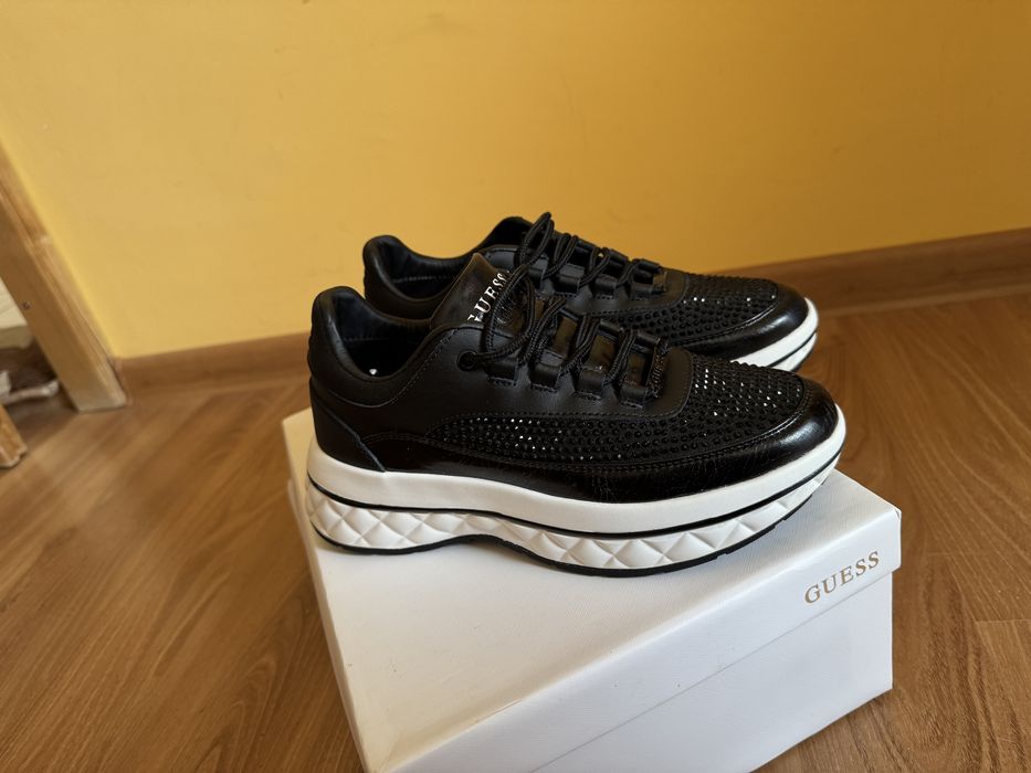 Adidasi Guess cu pietricele