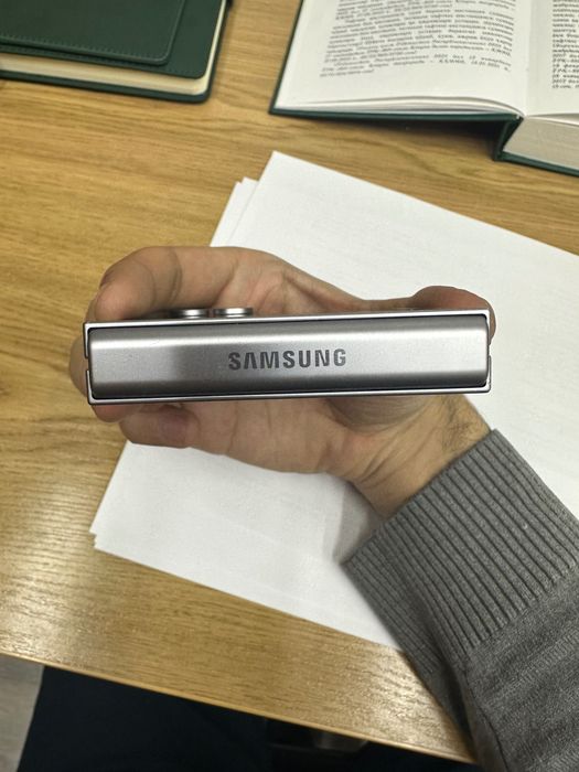 Samsung Galaxy Z Flip6