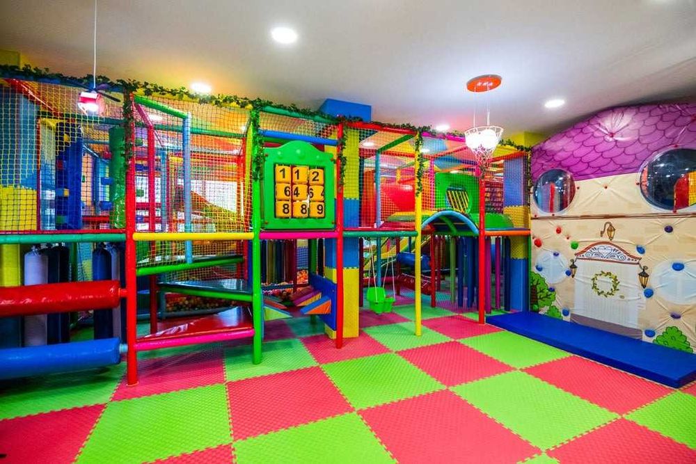 Изграждане и оборудване на детски кътове / Детски центрове по поръчка