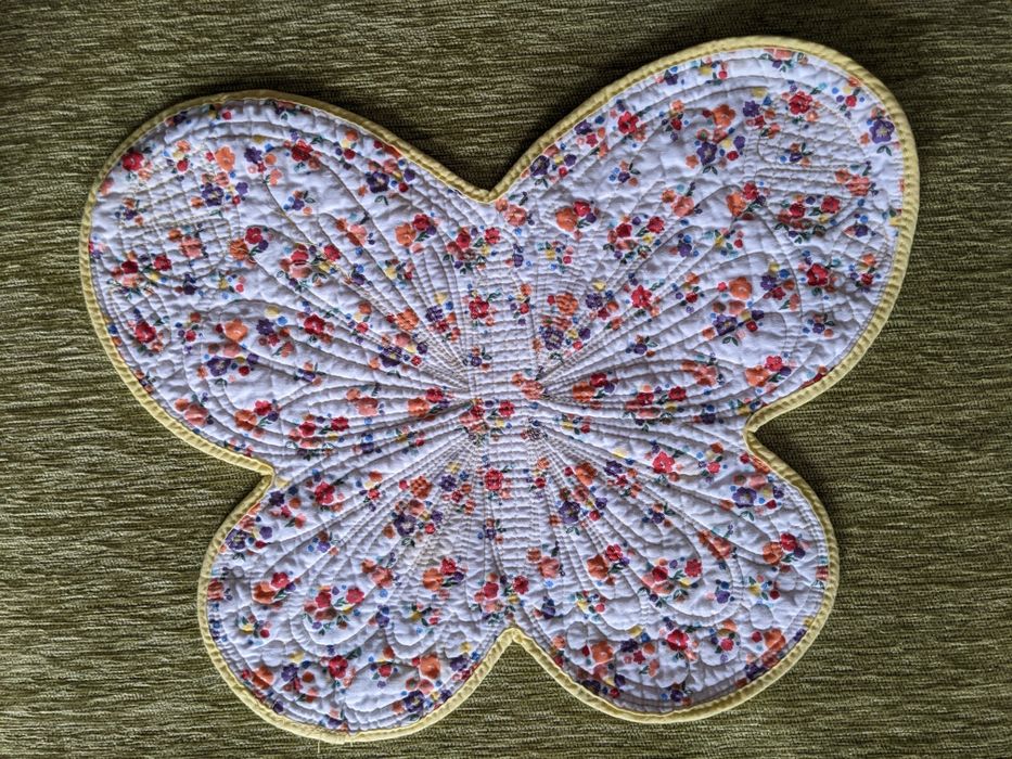 Подложка за рамо, когато държите бебето