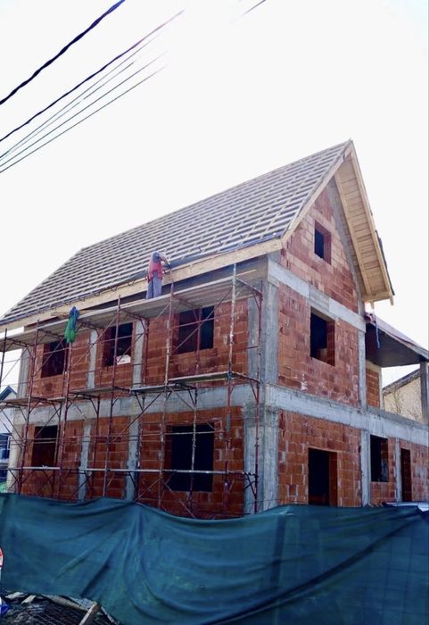 Echipa constructie case.