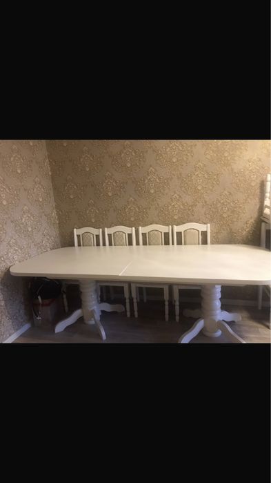 Большой белый стол