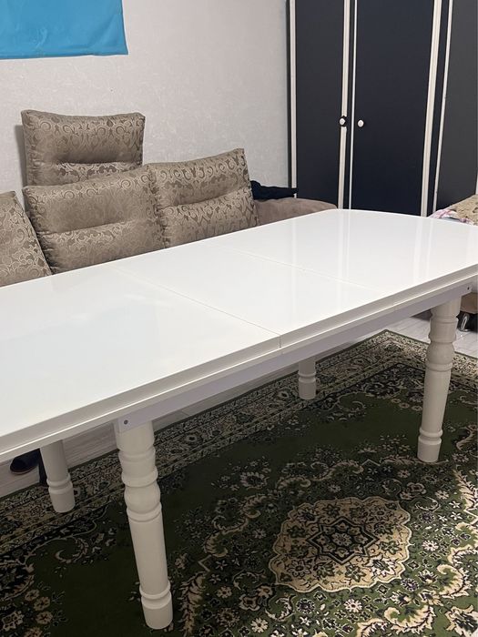 Стол для гостинной