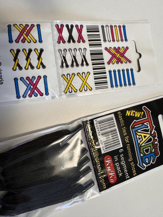 Черни и червени, ластични връзки за обувки.