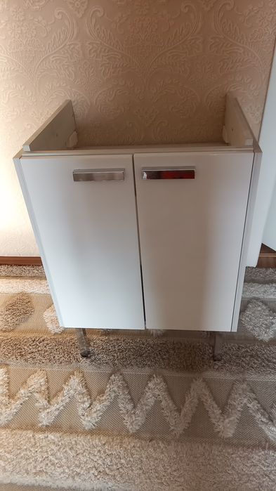 Тумба с зеркалом в ванную