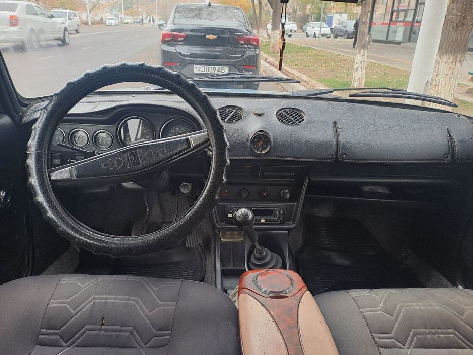 Машина Жигули 2103