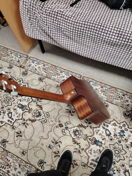 Продаю гитару купил её 2 месяца назад