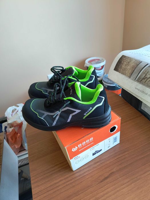 Нови работни обувки със бомбе