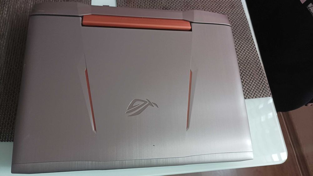продавам лаптоп Asus 17"3