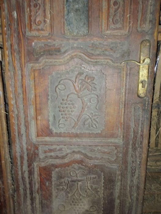 Ușa sculptată ,din lemn de frasin,din două părți,