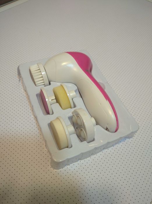 Электрическая щетка с насадками.