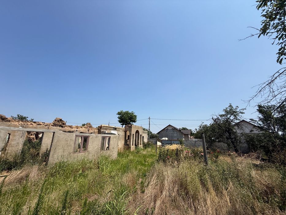 Teren intravilan + casă de vânzare