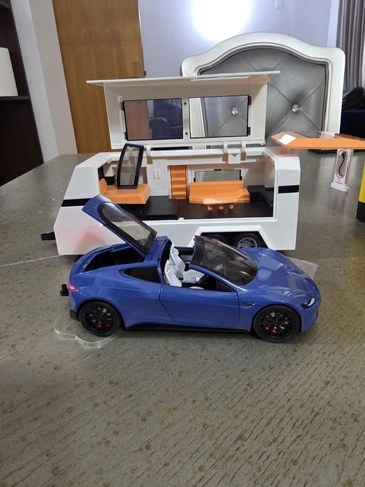 Tesla Roadster cu garaj complet.