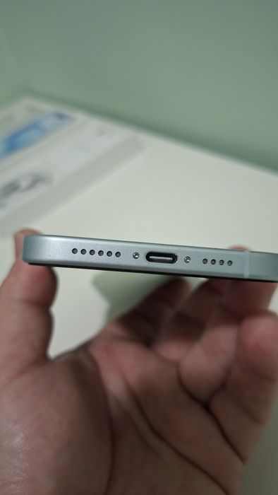 iPhone 15 Plus 128 GB, перфектен + оригинален MagSafe калъф