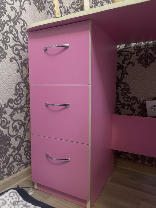 Угловой письменный стол (парта) для девочки