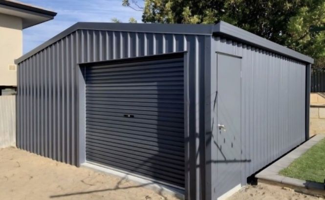 Garaje auto pe structura metalica învelite cu panouri Sandwich