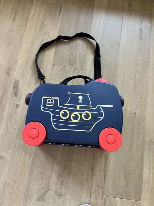 Детски куфар с колела