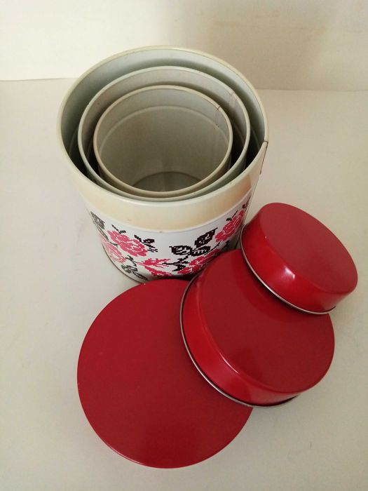 Ретро метални кутии за съхранение и колекция.