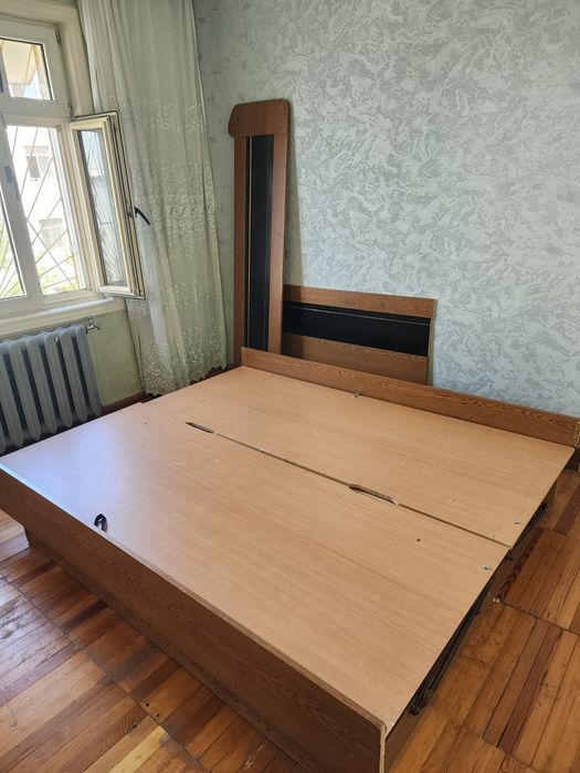 Мебель старая, диван и детали кровати