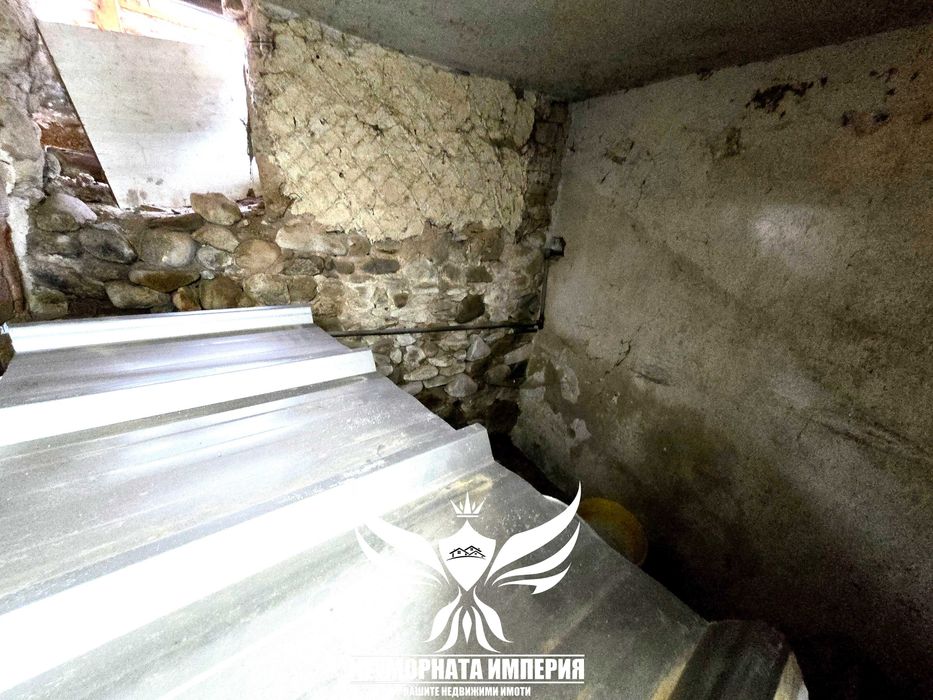 Продавам Двуетажна къща с постройки 155РЗП с 662кв. в двор село Стоево