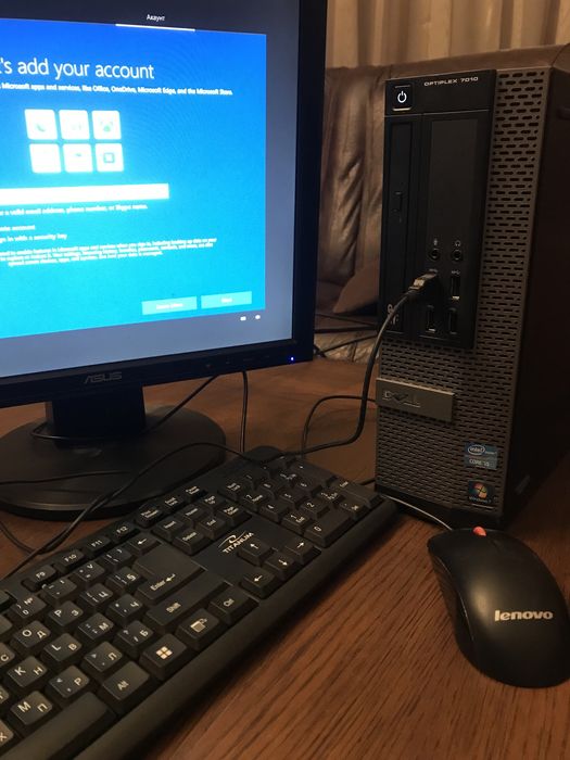 Компютър с монитор, клавиатура и мишка комплект