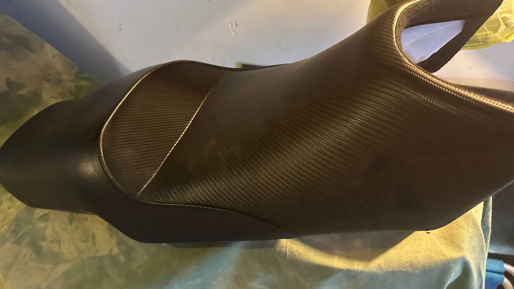 Продавам тунинг седалка за YAMAHA FZ-6, "Sargent" USA отлична!