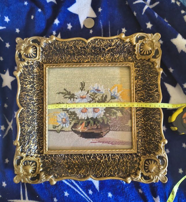 Goblen margarete, rama baroc, geam de sticla, agatatoare pe verso