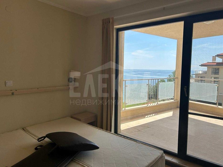 Апартамент на първа линия с просторна тераса и  гледка море!