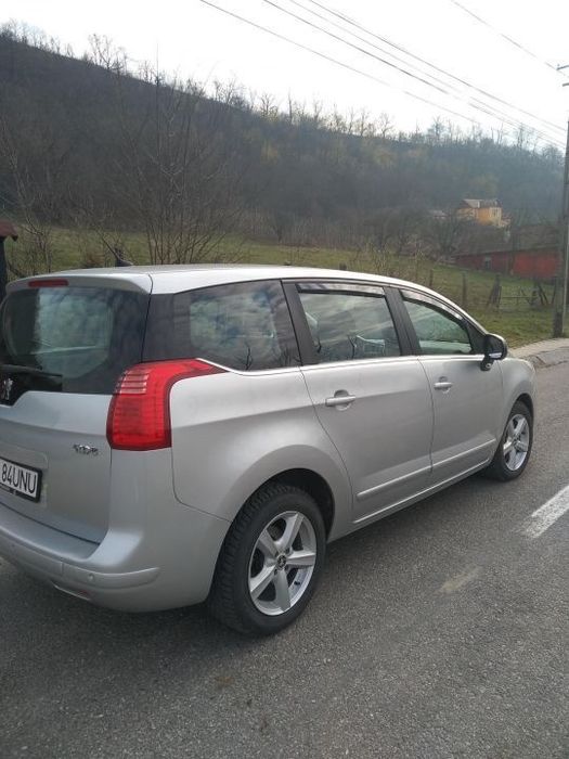 Vînd Peugeot 5008