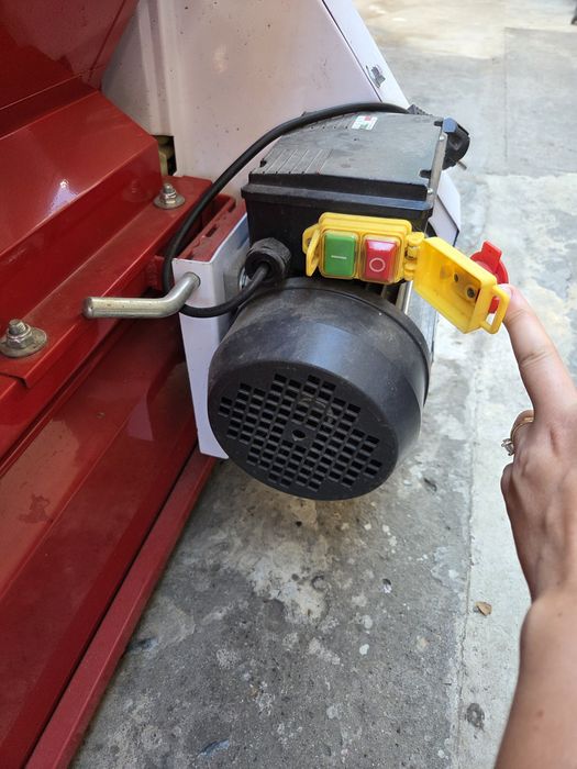 Zdrobitor și desciorchinător electric de struguri