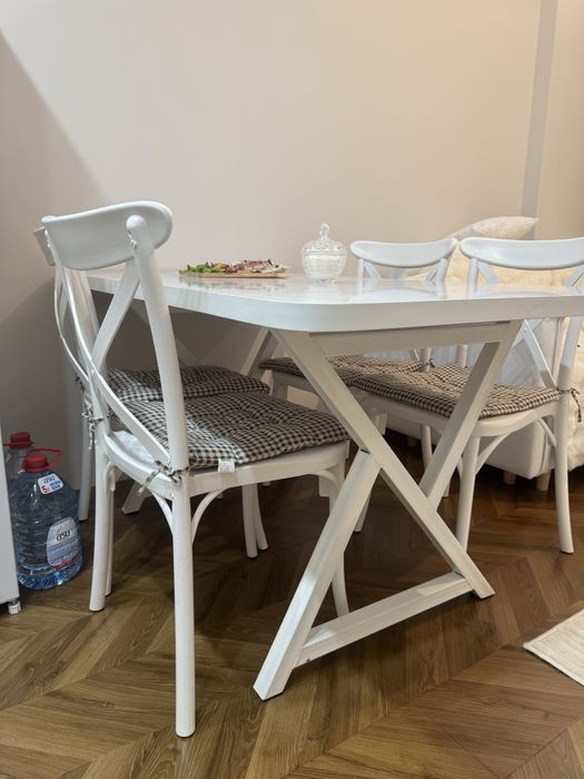 Кухонный стол и стулья