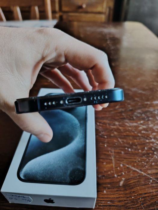 Продавам iphone 15 pro 512