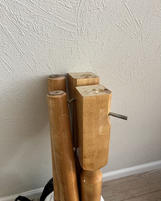 Стол кухонный в хорошем состоянии.