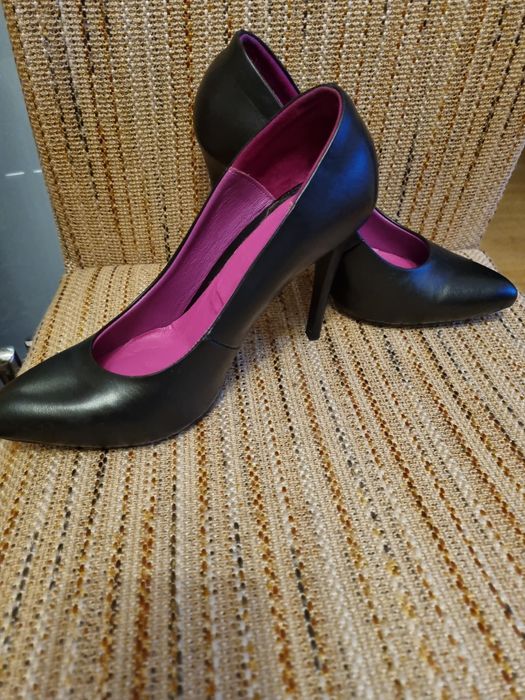 Продавам дамски официални обувки