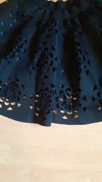 Черна пола от неопрен на цветя