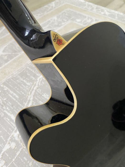 Продам гитару б/у дарили на др