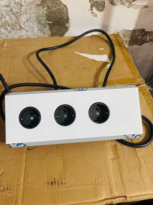 Priza tripla triunghiulară WIPO Power Eck G 41910102200 din oțel inoxidabil, sticlă albă, 3 prize Schuko