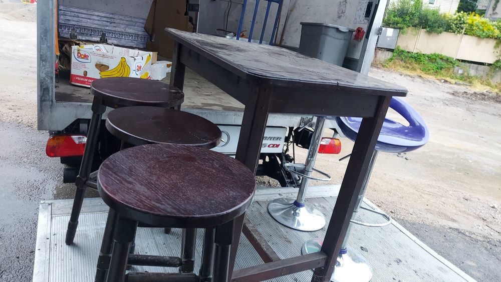 Висока маса дървена и 5 стола за заведение или градина