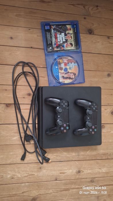 продавам ps4 slim 1tb с два джойстика и игра GTA5 с кабели.